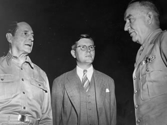 [ Norman, General Douglas MacArthur and Lt-Gen. R. L. Eichelberger, US 8th army ]
