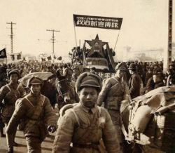 [ Les forces communistes entrent dans Beijing ]