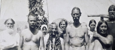 [ Des nudistes accueillent un visiteur au village de God’s Valley près de Grand Forks, 1918, Unknown, UBC Special Collections 16-1 ]