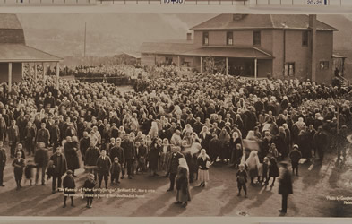 [ La foule attristée devant la résidence de leur chef décédé à Brilliant, Unknown, Koozma Tarasoff personal collection 576 ]