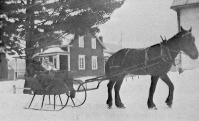 [ Traneau, Scne d'hiver du village de Fortierville, date inconnue., Inconnu, Album-souvenir 100e anniversaire de la paroisse Sainte-Philomne de Fortierville, 1882-1982  ]