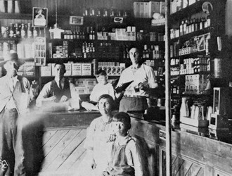 [ Magasin gnral de Fortierville, Inconnu, Album-souvenir 100e anniversaire de la paroisse Sainte-Philomne de Fortierville, 1882-1982  ]