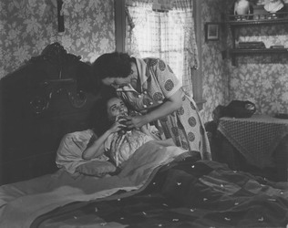[ Marie-Louise fait boire Delphine, Image tire du film La petite Aurore l'enfant martyre. Marie-Louise force Delphine  avaler un dose trop forte de mdicaments. , Alliance cinmatographique canadienne/France-Film, Cinmathque qubcoise  ]