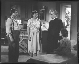 [ Visite du cur, Image tir du film La petite Aurore l'enfant martyre. Le cur visite la famille Andois pour vrifier l'tat d'Aurore, suite  la dnonciation de Catherine, la voisine., Alliance cinmatographique canadienne/France-Film, Cinmathque qubcoise  ]