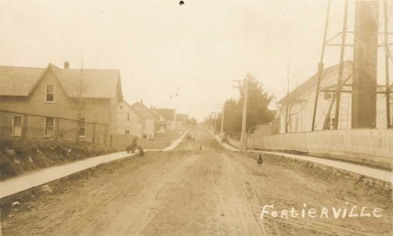 [ Rue principale de Sainte-Philomne de Fortierville,  droite la structure du rservoir d'eau, Inconnu, Comit touristique et culturel de Fortierville  ]