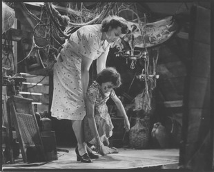 [ Marie-Louise trane Aurore dans le grenier, Marie-Louise trane Aurore dans le grenier et s'apprte  la jetter dans les escaliers., Alliance cinmatographique canadienne/France-Film, Cinmathque qubcoise  ]