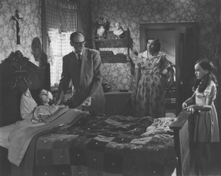 [ Docteur au chevet de Delphine, Le docteur examine Delphine, Aurore est au pied du lit et Marie-Louise vient d'entrer dans la chambre., Alliance cinmatographique canadienne/France-Film, Cinmathque qubcoise  ]