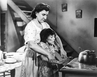 [ Marie-Louise brle les mains d'Aurore, sur le pole, Alliance cinmatographique canadienne/France-Film, Cinmathque qubcoise  ]