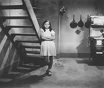 Aurore appuye sur l'escalier