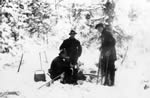 Des hommes dnent dans la fort en hiver
