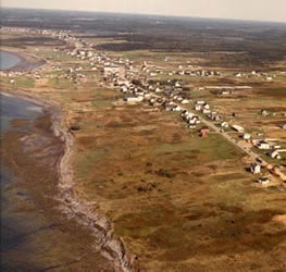 [ Vue arienne de la baie Sainte-Marie avec Meteghan  l'avant plan s'en allant jusqu' Meteghan-le-Centre (Nouvelle-cosse, Canada) ]