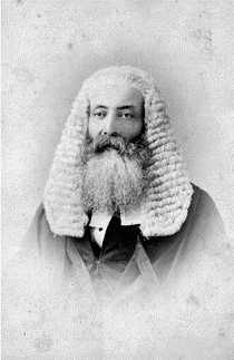 [ Henry P.P. Crease avec sa perruque et sa robe judiciaires, S.A. Spencer, BCA B-01397 ]
