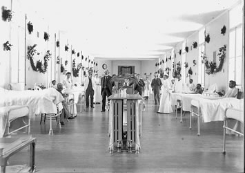 [ Vue de l'intrieur : la salle de chirurgie avec le Dr James Bell et son personnel ]