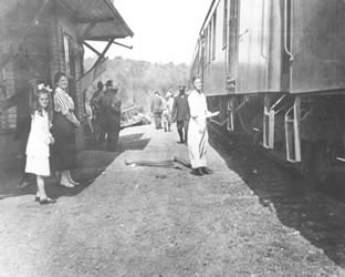 [ No. 90 train at Canoe Lake station ]