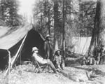 Un membre du groupe de pche de Hayes avec des guides autochtones