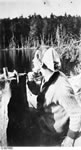 Tom Thomson, membre du Groupe des Sept, se rasant aprs tre sorti du bois avec une barbe