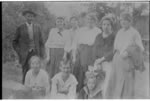 George Rowe parmi un groupe