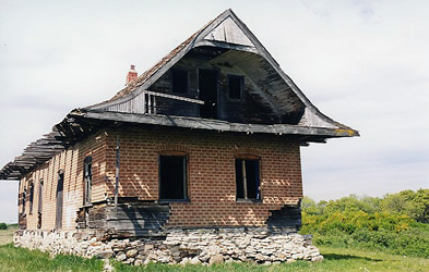 [ Une maison communautaire servant aussi de lieu de prire prs de Kamsack, Saskatchewan, est un rappel de la tragique dtrioration du travail hroque de colonisation accompli par les Doukhobors., Larry Hannant,   ]