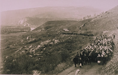 [ Verigin's funeral procession moves to his burial site above Brilliant, Unknown, UBC Special Collections 14-32 ]