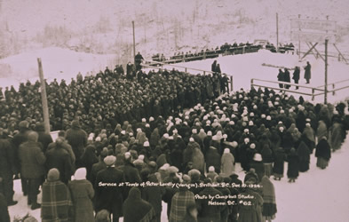 [ Les Doukhobors choisissent un nouveau chef lors d’une assemble prs de la tombe de Peter Verigin  Brilliant, C.-B., Campbell Studios, UBC Special Collections 14-29 ]