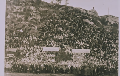 [ La foule aux funrailles de Verigin, Geo A. Meeres, UBC Special Collections 14-32 ]