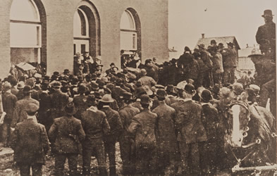 [ Une foule de personnes  la recherche de terres assige le bureau denregistrement foncier de Yorkton pour acheter les terres des Doukhobors que le gouvernement fdral a expropries., , Koozma Tarasoff personal collection 1130 ]