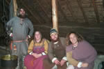 Acteurs de reconstitution interprtant des Vikings  lintrieur de la rplique de la halle A.